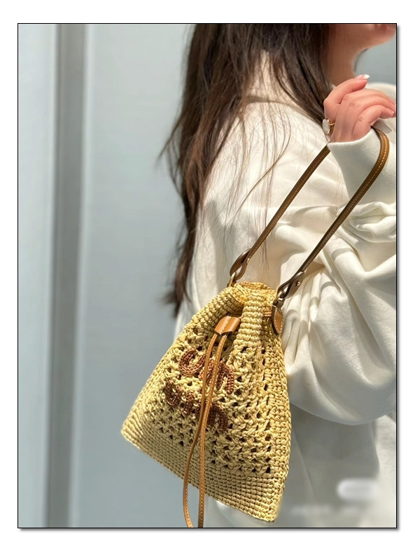 버킷백의 미니함!! 미우미우 우븐 패브릭으로 새로운 패션을 완성시켜보자!