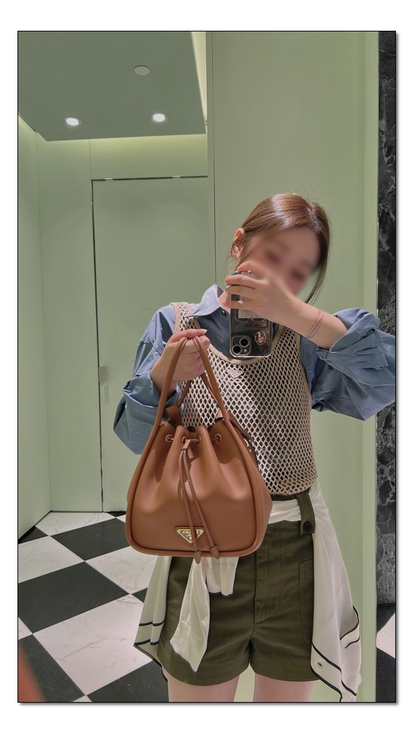 스며드는 러블리함의 Darling 프라다 버킷백 소프트한 그레인 래더가 돋보여.