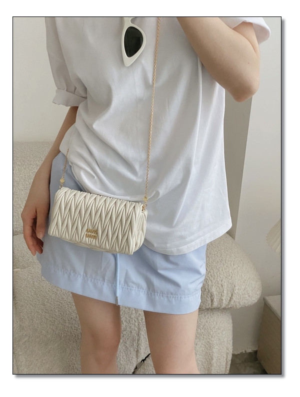 Bag 또는 클러치 하나로 두가지의 효과! woc 미우미우 체인백으로 느껴보아요.