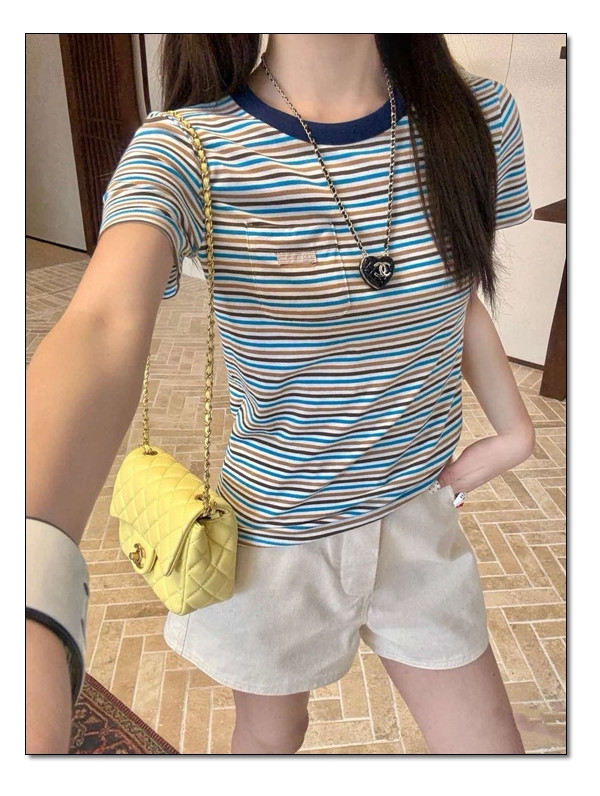 보면 볼수록 스트라이프의 내적 친밀감이 상승! 프라다 반팔티로 색다른 코/디를 만나볼까요~~