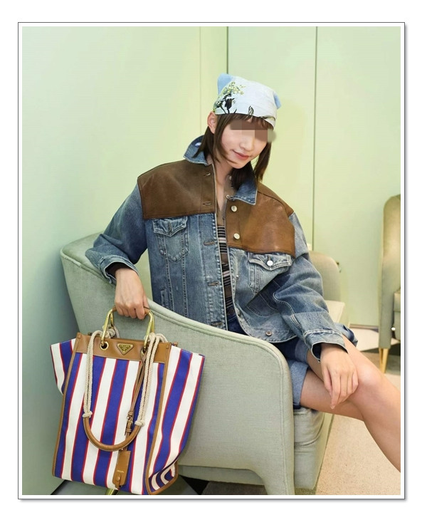 보부상들이 환호하는 프라다 빅백 레트로한 여름 분위기를 즐겨보자.