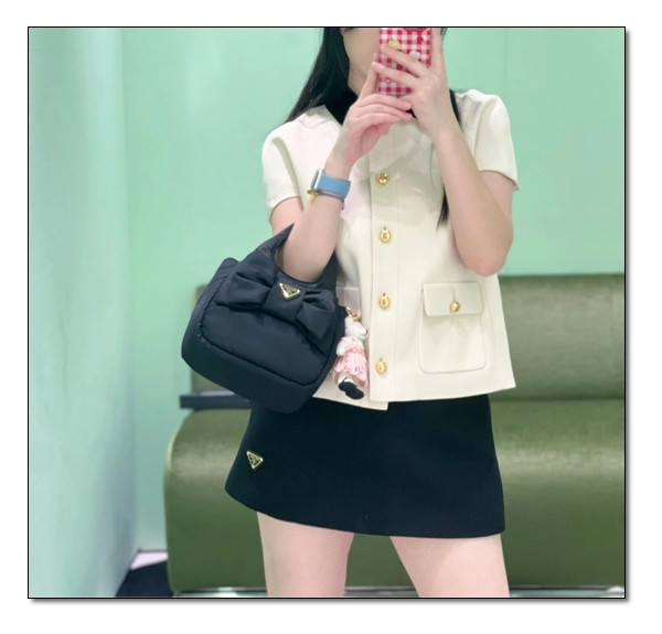 은은한 대비와 아이코닉한 디테일 프라다 리본백으로 로맨틱하게 코디 해보기!