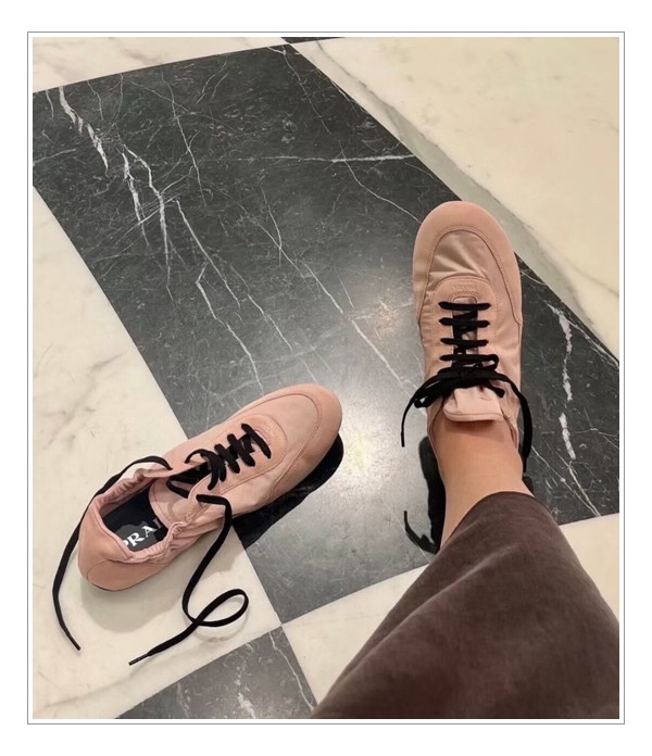 스니커리나(Sneakerina)의 유행을 만들어 내는 프라다 컬랩스 새로운 키워드 입니다.