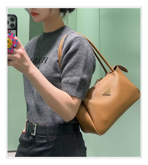 시간이 흐를수록 멋을 더해주는 프라다 달링 미디엄-그 이상의 가치를 증명