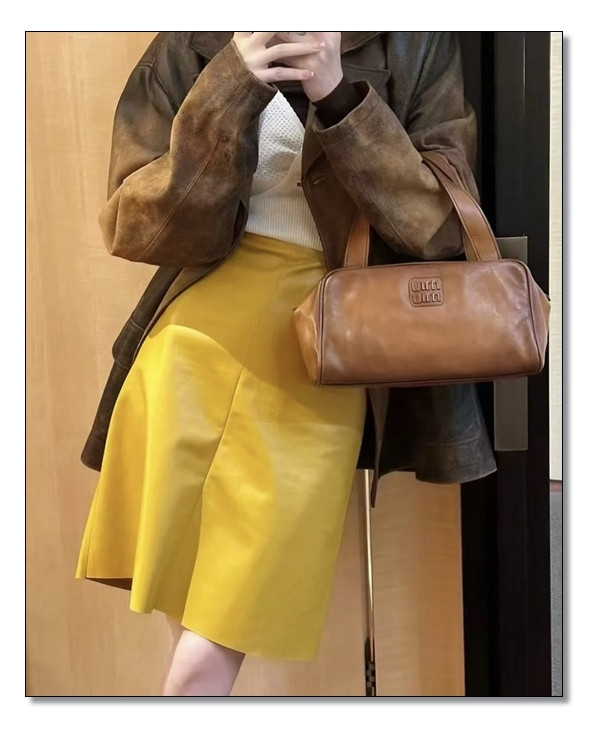은은하게 빛나는 미우미우 탑핸들백 나의 자태를 더더욱 빛내준다!