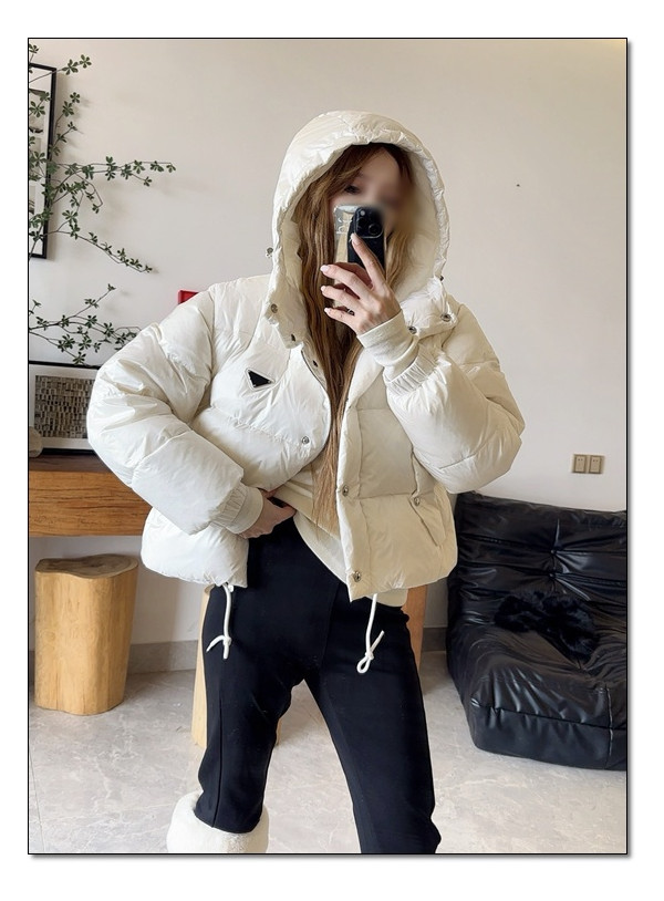 국민 brand 타이틀이 꽤나 어울리는 PRADA! 미리 보는 프라다 숏패딩
