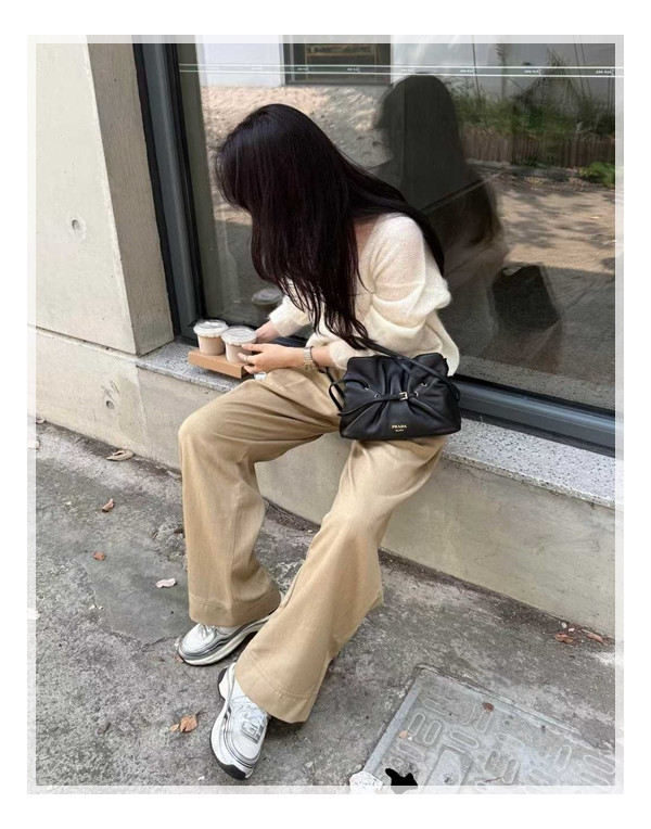 형태와 기능의 균형을 완벽하게 구현하는, 프라다 다다백 스몰 - 진정성 있는 우아함