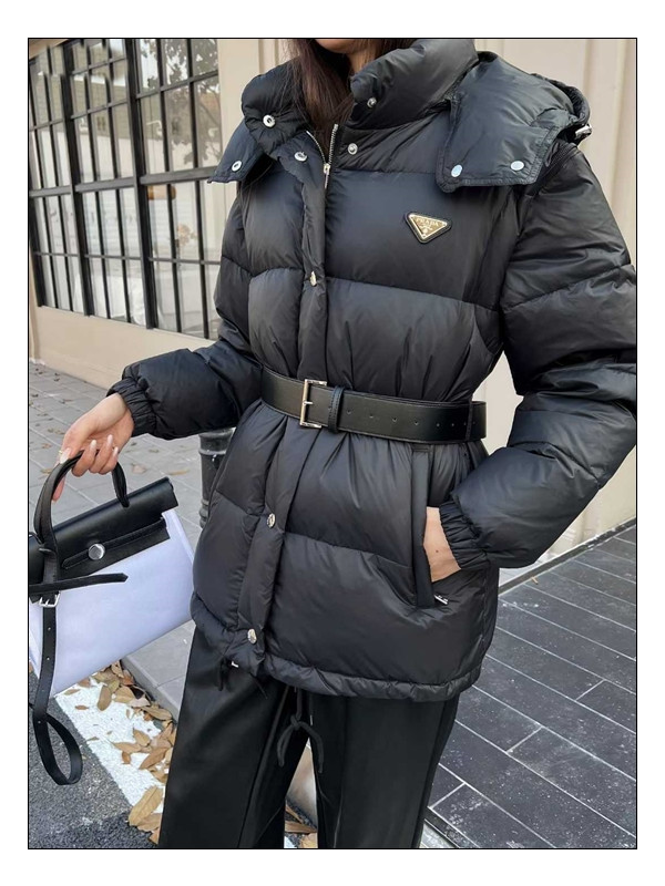 조끼로 변신하는 프라다 여성 패딩 : N가지 스타일링이 가능해서 하나만 있어도 든든