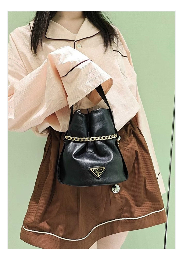 파우치 같은 프라다 쁘띠 삭 미니 루아르 버킷백 / 작은데 다 갖추고 있어요.