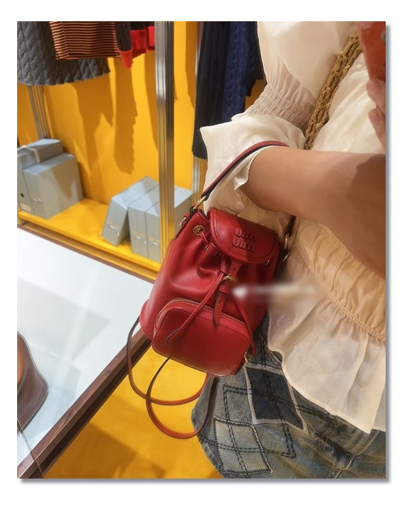 클래식함 한스푼, 캐주얼함 두스푼을 담고 있는 감성적인 미우미우 미니백팩