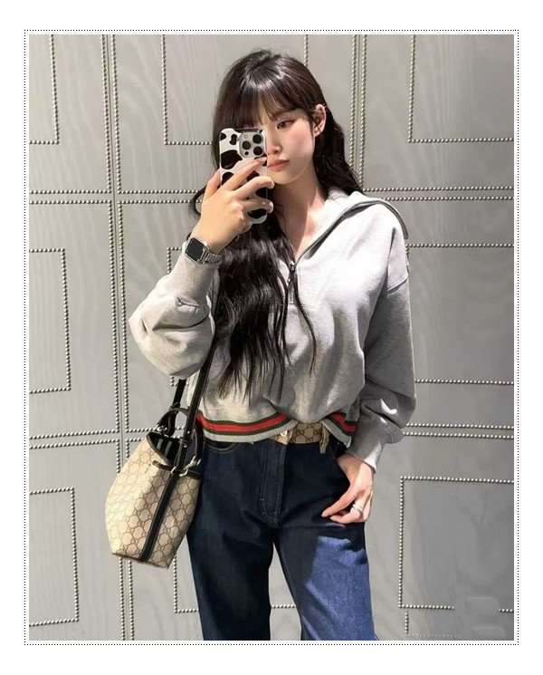 반전 매력을 갖추고 있는 매구찌 엠블럼 버킷백 : 겉과 속이 다른 Detail