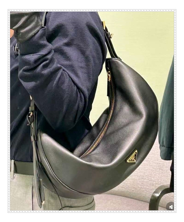 보부상들이 보면 반할 가방 => 프라다 호보백 데미룬 라지 이만한 게 없어요.