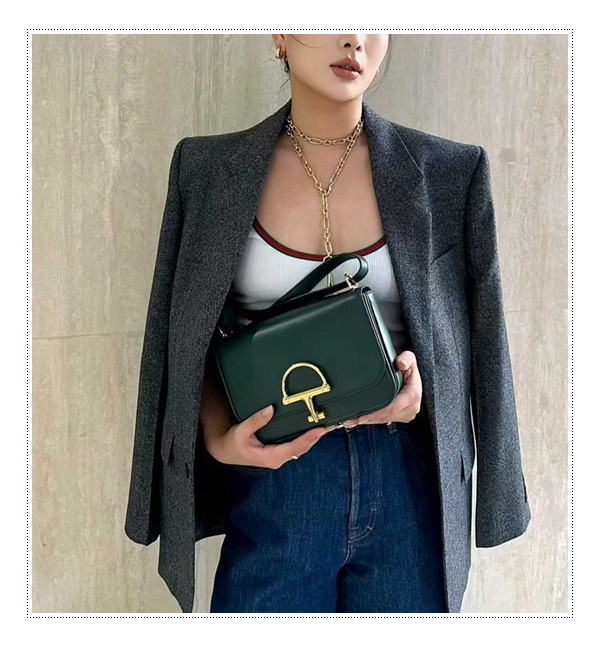 특유의 시그니처의 변형 구찌 시에나 스몰 Shoulder bag 구조감이 돋보이는 실루엣