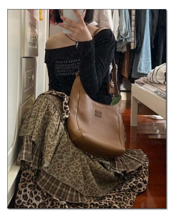 새롭게 떠오르는 샛별같은 미우미우 버킷백 :) 래더의 다재다능한 진가를 느껴보자!!