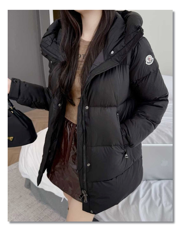 자꾸자꾸 입고 싶어지는 아이템 몽클레어 숏패딩 절대 빼 놓을 수 없습니다.