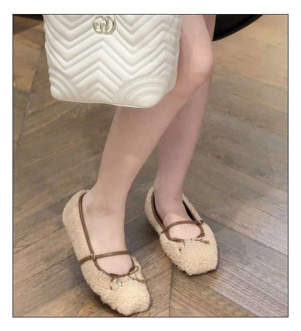 구름 위를 걷고 싶다면: 구찌 플랫 슈즈 시어링으로 Choice 해요.