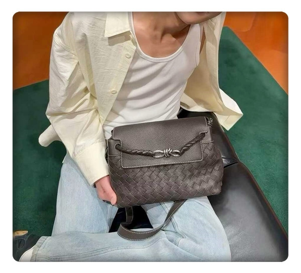 사계절 휘뚜루마뚜루 들기 좋은 Bag; 보테가베네타 안디아모 스몰 메신저백 Good~