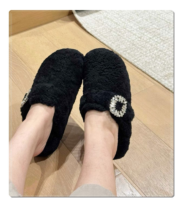 따스함과 예쁨을 결합한 로저비비에 시어링 뮬 마구마구 추천드려요~~