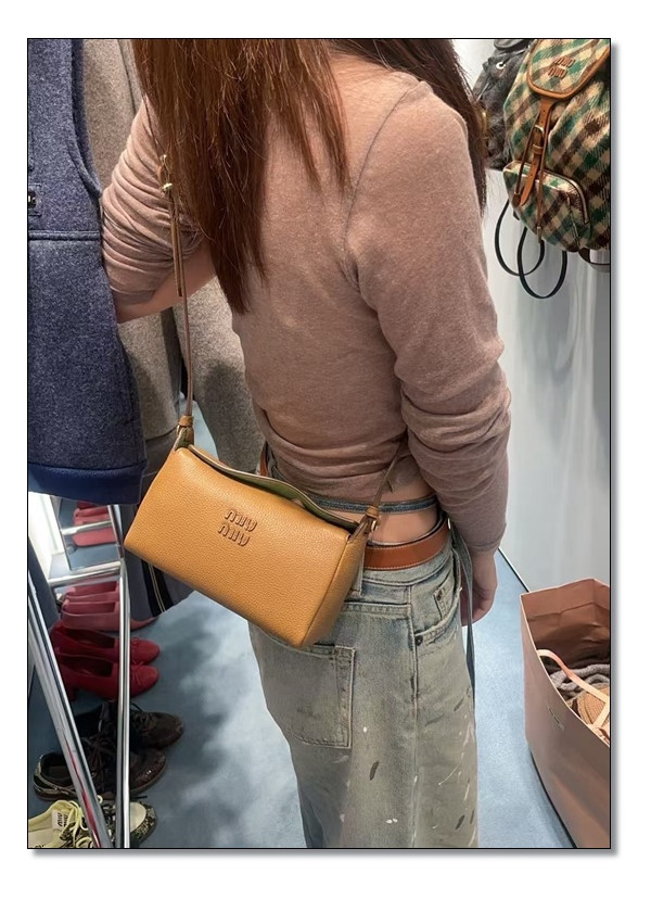 가치로운 사람이 될 준비 :) 미우미우 미니백 하나면 나를 가치롭게 한다.