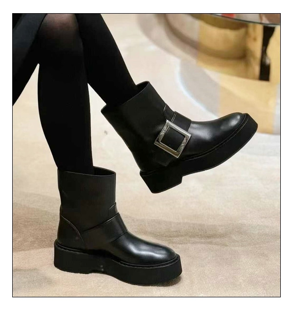 럭셔리함과 우아함을 갖춘 Shoes 로저비비에 부츠 로 멋내기 하세요.