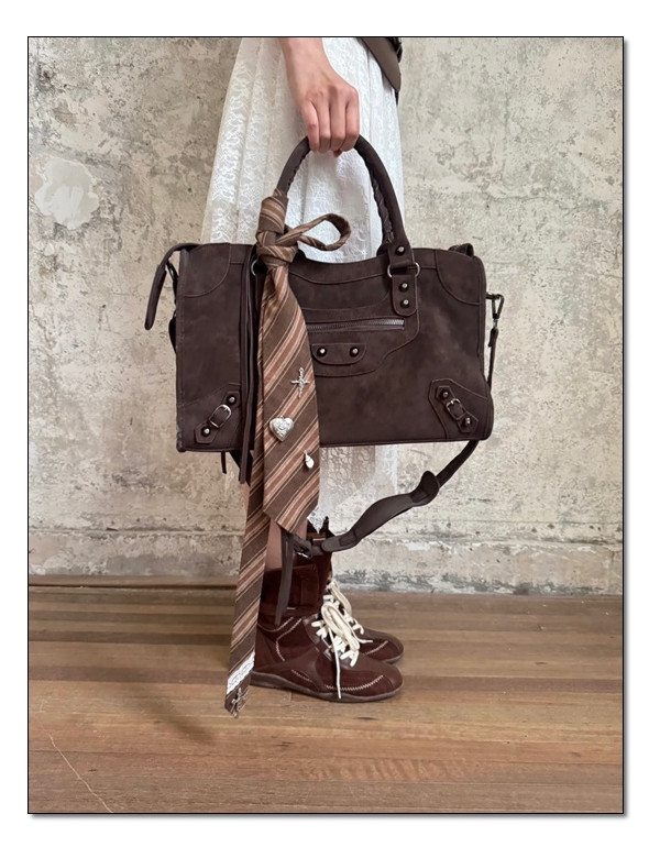 힙스러움과 함께 style 연출하기 좋을때 :) 바로 발렌시아가 르시티 백 초이스!