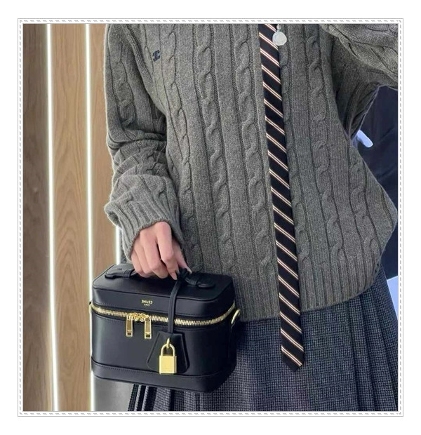 사계절 찰떡 Style 셀린느 베니티백 큐티한 매력 속으로...