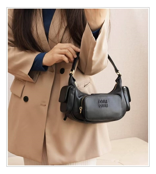 독특한 아이코닉 style을 완성하는 미우미우 포켓백 / 핸드백 유목민 정착템