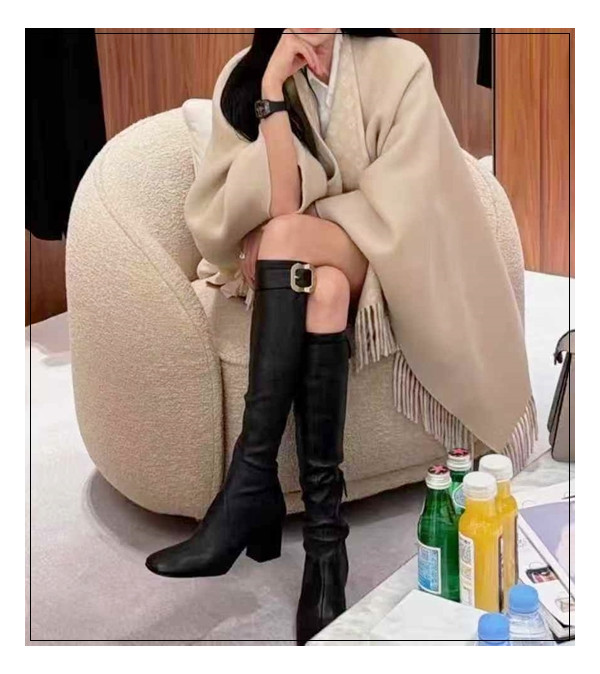 버클의 멋을 한스푼 더했을 뿐인데 미우미우 롱부츠 빛이 나요~!!!