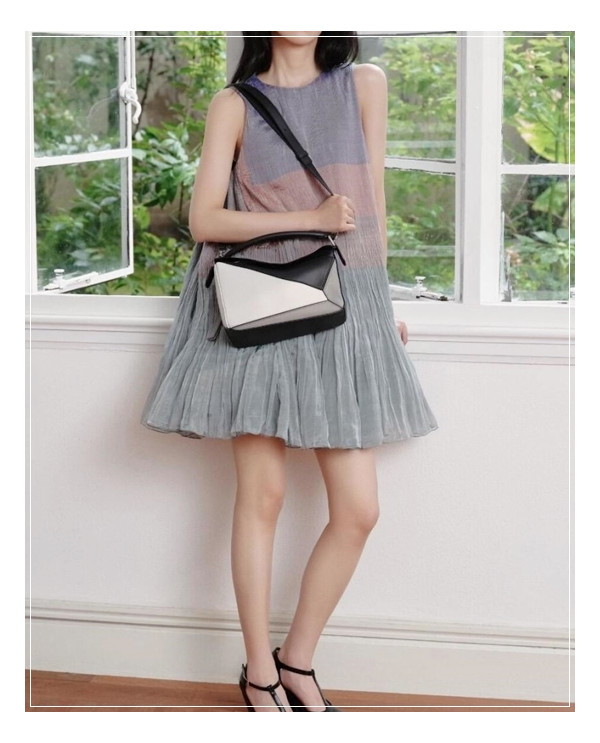 시선을 사로잡는 로에베 퍼즐백 Small로 계절 상관없이 언제든 들어요.