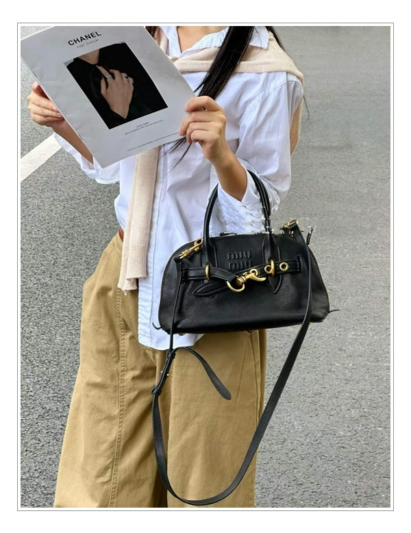 손끝에서 느껴지는 나만의 감성백 - 미우미우 아방뛰르 탑 핸들백