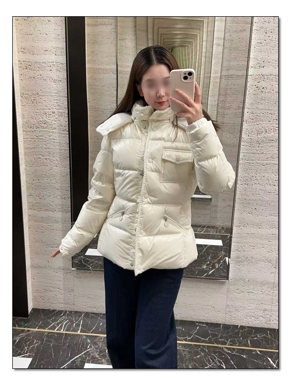 평범함을 거부하는 몽클레어 숏패딩 슬림핏이라 더 어리고 여성스럽게~