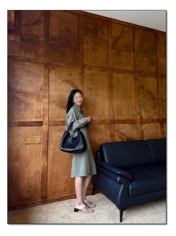 숄더 아래로 딱 떨어지는 feel을 느끼고 싶다면 보테가베네타 캄파나 미디움!!