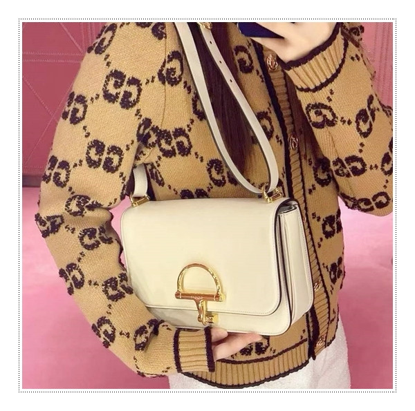 패션의 선두주자!!! 구찌 숄더백 Siena 스몰로 Pick 하세요.