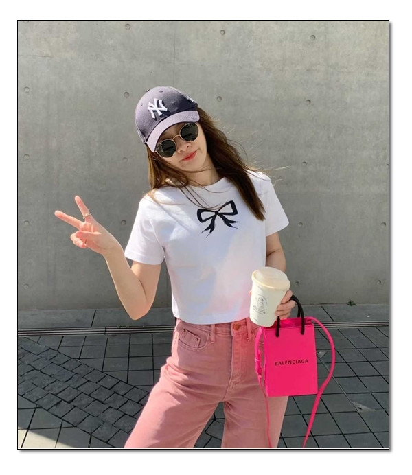 성과 나이를 짐작 할 없는 옷차림=젠더리스템, 발렌시아가 폰홀더백