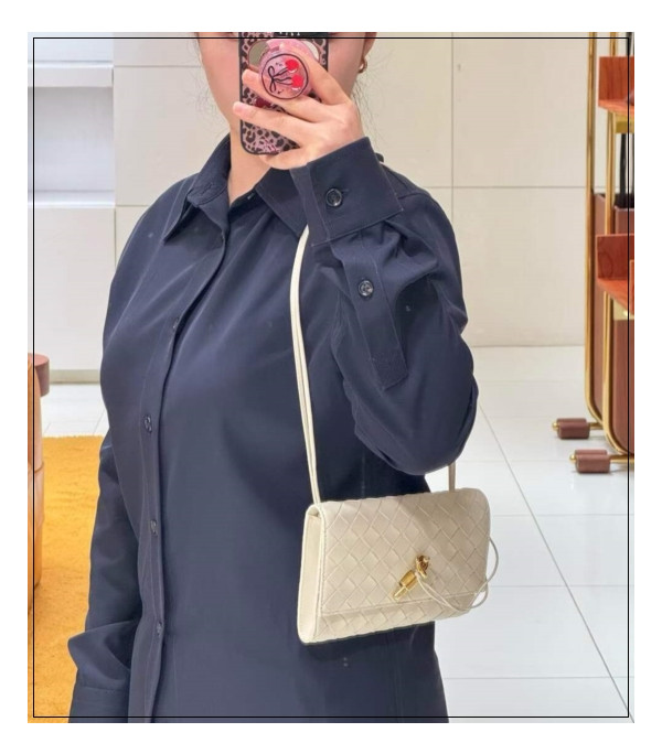 시그니처를 활용한 보테가베네타 안디아모 스트랩 파우치, 위빙의 장점