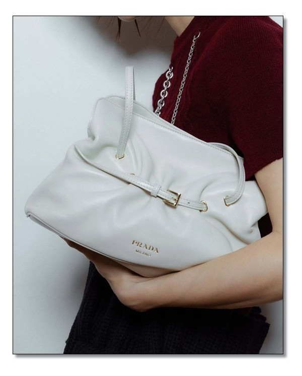 형태와 기능의 구애를 완벽하게 구현한 프라다 다다백 볼륨이 살아있다!