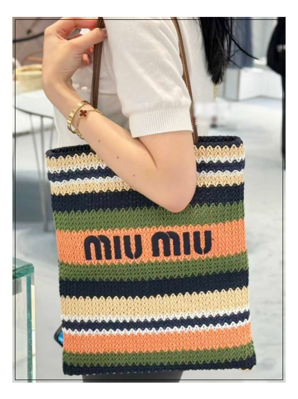 이렇게 가벼울 수 있나? 미우미우 라피아백 Tote 트렌디한 분위기를 연출해요.