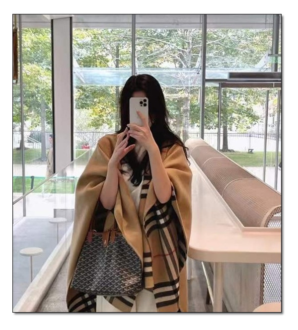 리버서블의 케이프 버버리 판초로 포근함과 함께 styling 까지 완벽하게!