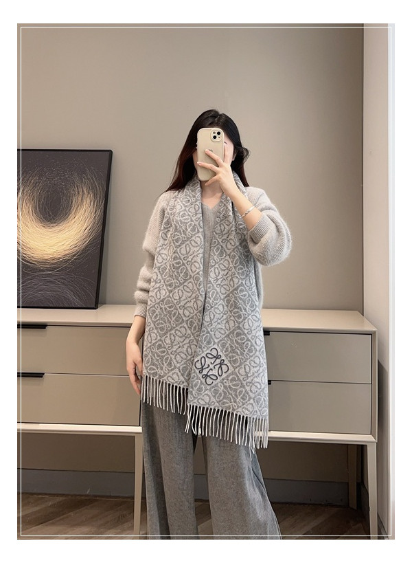 현대적인 패턴으로 멋을 내는 로에베 머플러로 추운날 매리 대비하기!!!