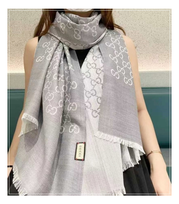 클래식한 美를 추구하는 구찌 스카프 가볍고 예뻐서 다른 사람에게 양보 못해요.