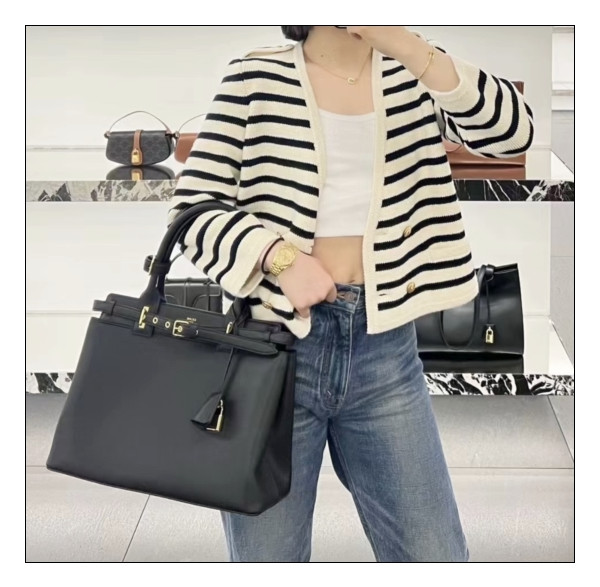 선택의 기로 셀린느 콘티백 틴 Conti 포함 Size 2가지예요.