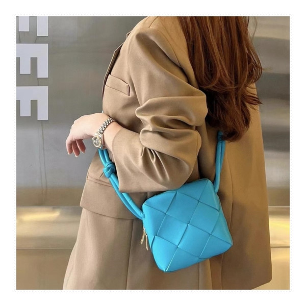 Cube 모양의 귀요미~ 보테가베네타 미니백 내돈내산 후기들을 쏙쏙 모아서~