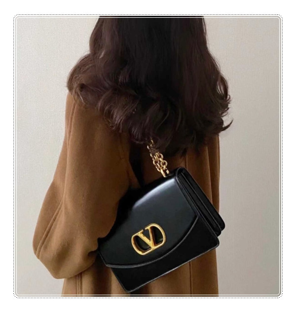 크고, 작은 2개의 발렌티노 숄더백 가라바니 베인 나의 선택은 어느쪽?