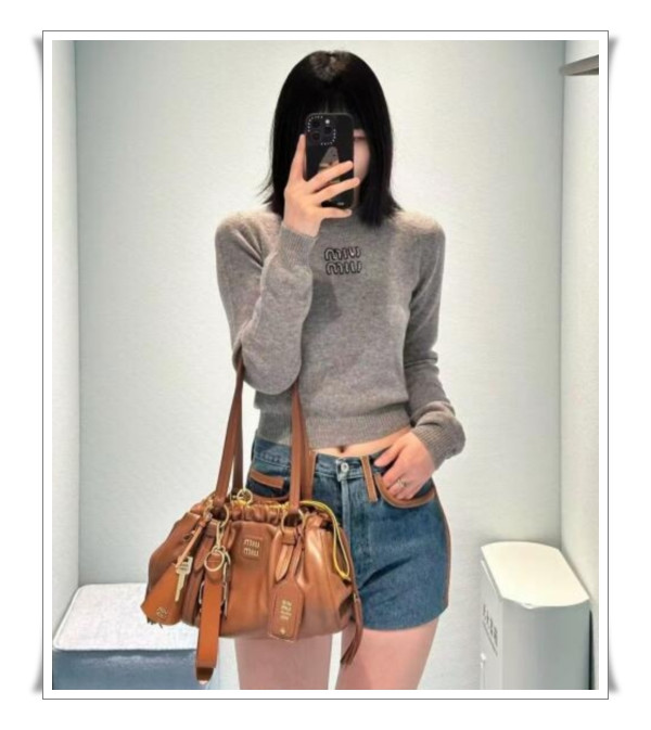 셔링을 활용한 미우미우 쥬아 숄더백 두 size 비교분석과 함께 장점 리뷰