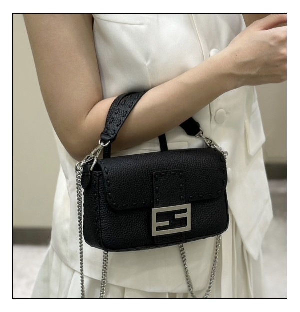 2가지 스.트.랩으로 내맘대로 코디하기 좋은 펜디 바게트 미니 사용감 끝내줘요.