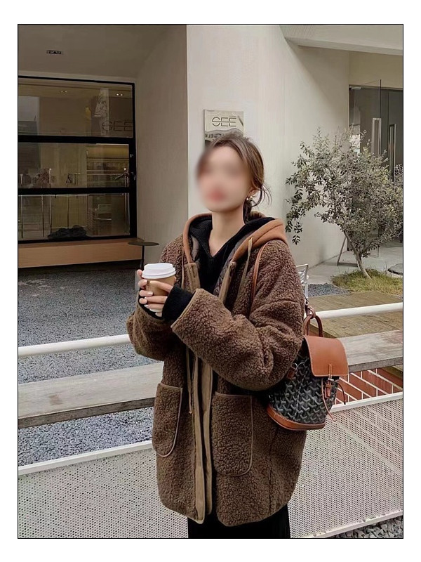 시선을 사로잡는 알팡 미니 고야드 백팩 때론 큐티하게 때론 지적인 feel를 각인시키고 있다!