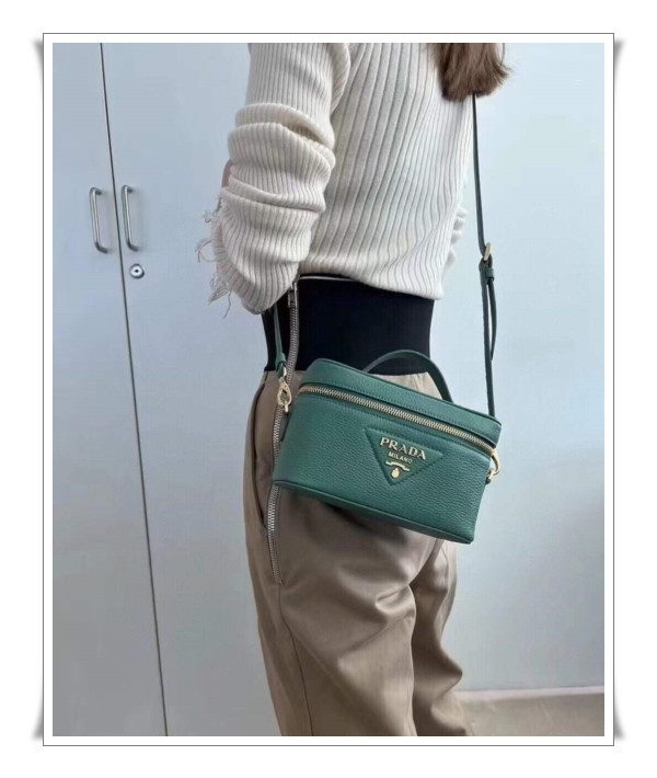 작은데 다 들어가는 프라다 베니티백 / 일상에 우아함을 담다 / 질리지 않는 classic