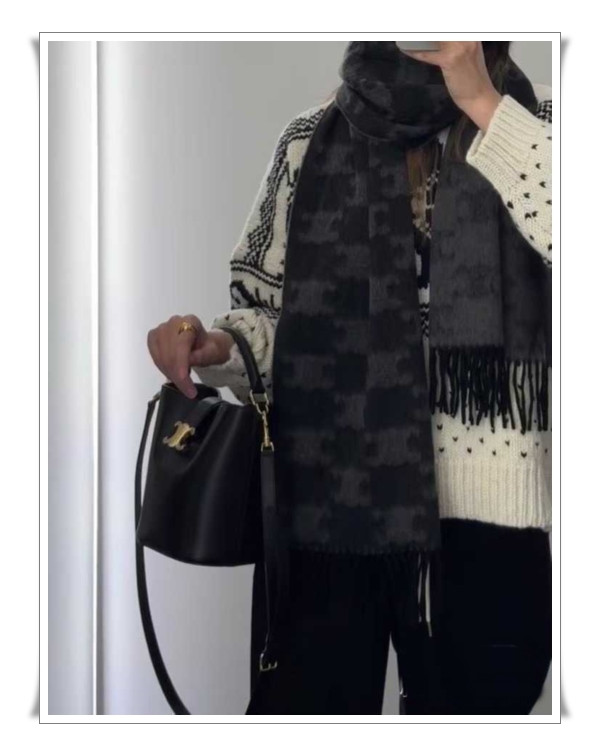 다재다능한 셀린느 루이즈백 LOGO의 영롱함으로 취향저격하는 잇템