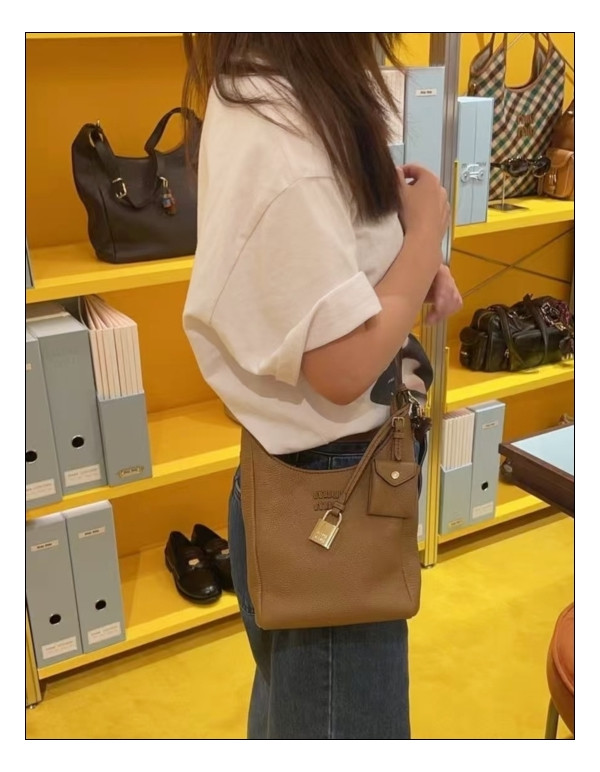 나와 한몸이 된것 같은 느낌의 미우미우 버킷백 OOTD로 Good!!!