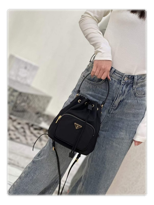 내 마음속의 1순위! 유행타지 않는 프라다 버킷백 일상복에 리나일론의 아우라